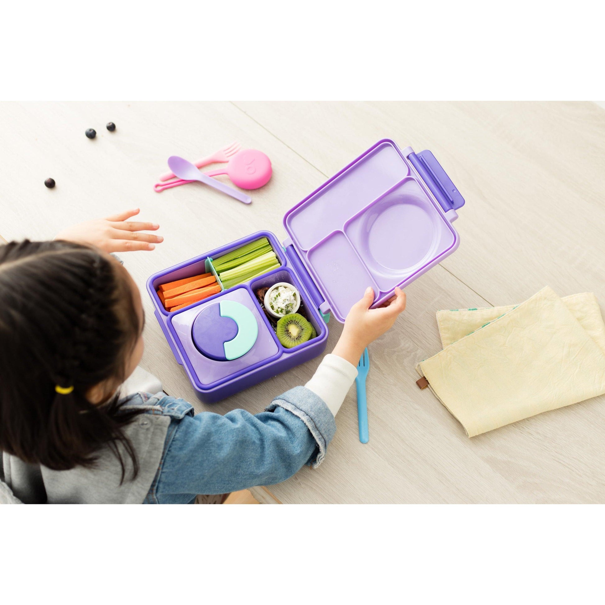 https://abacustoys.co.uk/cdn/shop/products/OmieBox-Purple-Plum-Bento-Box-for-Kids-Insulated-Bento-Lunch-Box-with-Leak-Proof-Thermos-Food-Jar-7_836f12e8-d362-47ed-8d10-f47c0253f8f7.jpg?v=1678647956&width=1946
